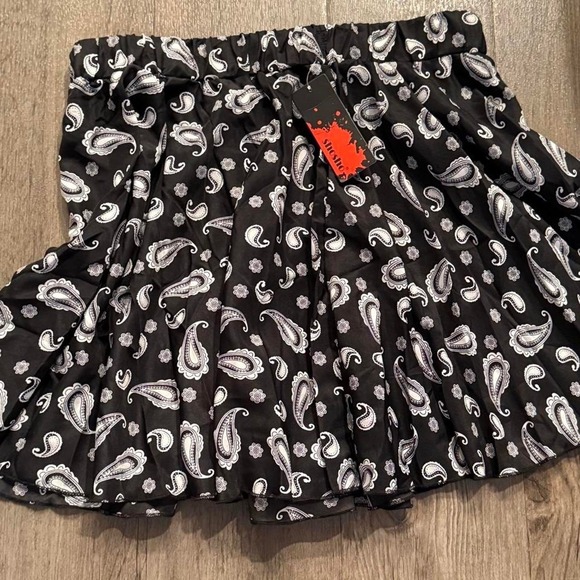 The Unbranded Brand Dresses & Skirts - Vintage y2k 2000s Boho Black & white paisley print mini skirt elastic waistband